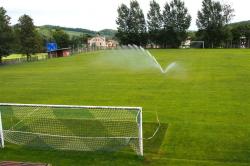 Fotbalové hřiště s přírodní trávou